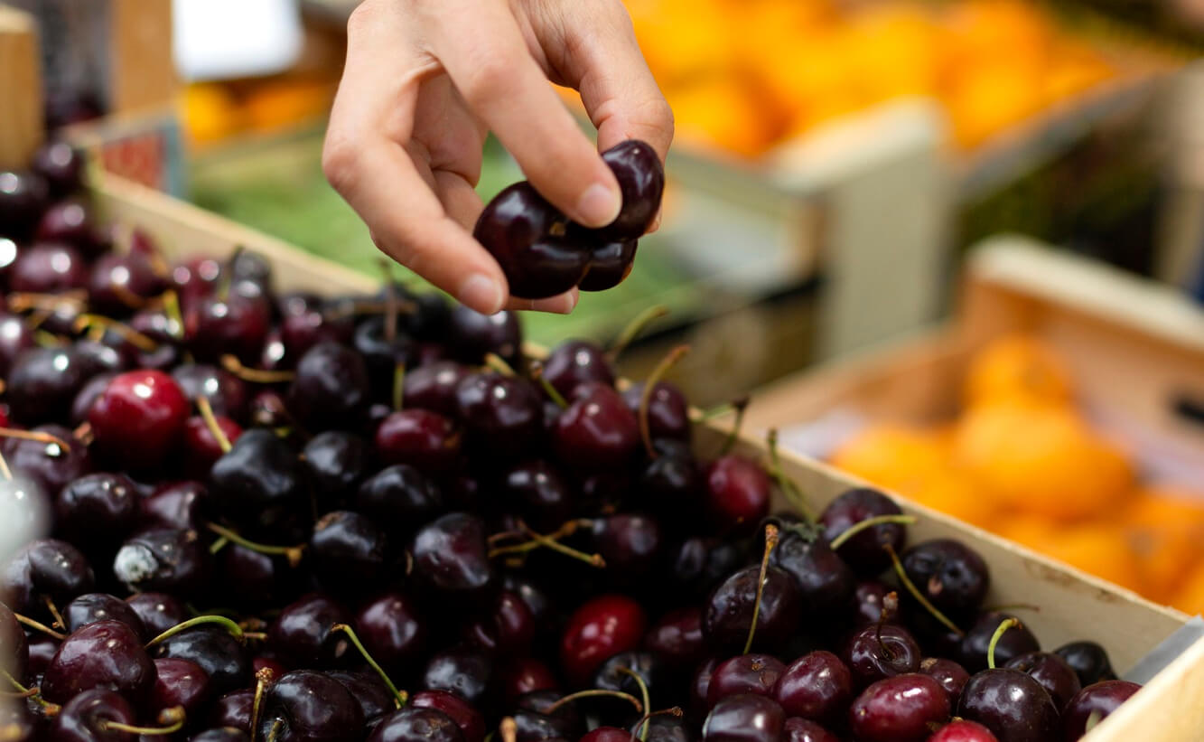 Packaging cerise : barquettes, sacs kraft et habillages de plateau
